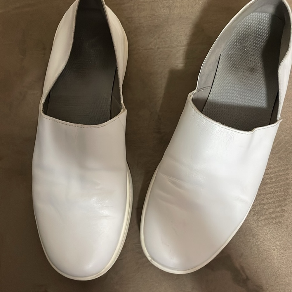 Eileen Fisher white leather slip on sneaker. Size 7. - Picture 2 of 6